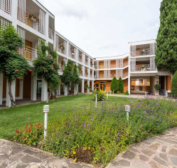 Hotel_Exterior_11.jpg