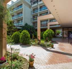 Hotel_Exterior_4.jpg