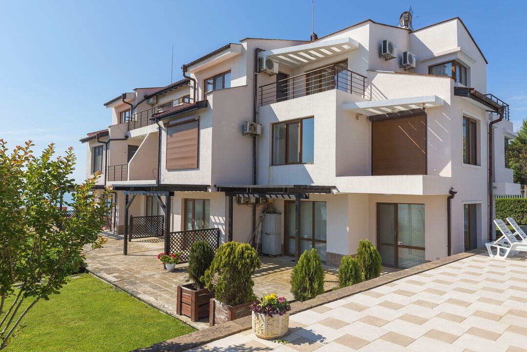 Sunrise Apartments ***