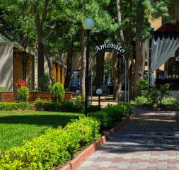 Hotel_Garden_3.jpg