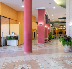 Lobby_2.jpg