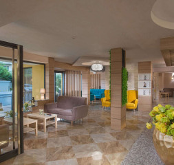 Lobby_3.jpg