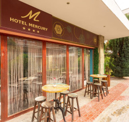 Lobby_Bar_Outside_1.jpg