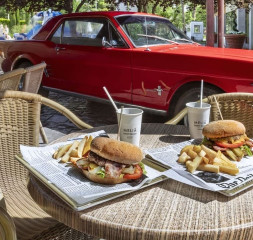 Meal_Burgers_Snack_Bar.jpg
