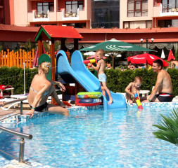 Pool_Kids.jpg