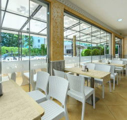 Restaurant_2.jpg