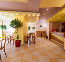 Restaurant_A_La_Cart.jpg