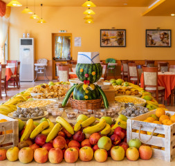 Restaurant_Buffet_1.jpg
