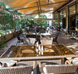 Restaurant_Terrace_1.jpg