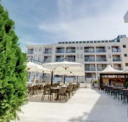 Restaurant_Terrace_2.jpeg