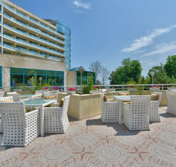 Restaurant_Terrace.jpg