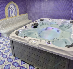 Wellness_Jacuzzi.jpg