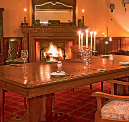 come-prima-head-table-and-fireplace.jpg