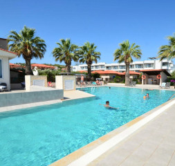 pool-at-sousouras-hotel.jpg
