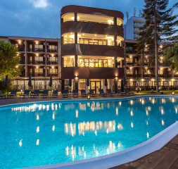 pool_view_by_night1.jpg