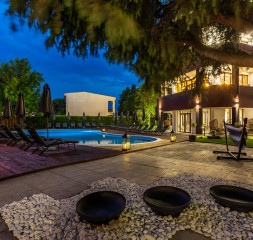 pool_view_by_night.jpg