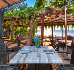 restaurant_terrace_1.jpg