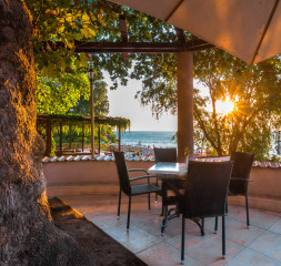restaurant_terrace_2.jpg