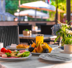 restaurant_terrace_breakfast_1.jpg