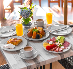 restaurant_terrace_breakfast_2.jpg